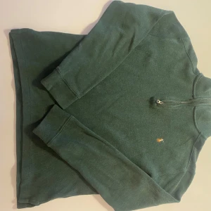 Grön tröja med dragkedja från Ralph Lauren - Säljer en fin polo raulph lauren tröja för 449kr. Köpte den i Spanien där det är andra storlekar. Meddela om du har några frågor