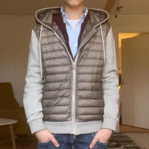 Grå moncler cardigan  - Säljer en riktigt fet moncler cardigan i storlek S,Jackan är i bra skick ungefär 8/10.ställ gärna frågor vid funderingar.Tar även imot byten🔄🔄🙌🏻😇🍾🍾