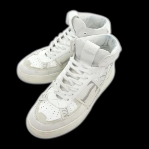 VALENTINO SNEAKERS - Sjukt snygga valentino skor!! Köpta på auktionssidan fromjapan. Digitalt kvitto finns. Bara att skriva vid intresse :)