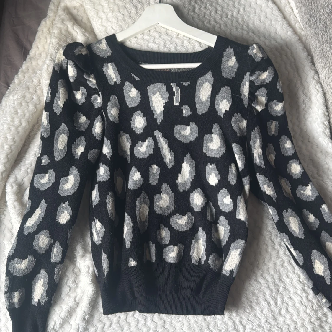 Stickad tröja med puffarmar