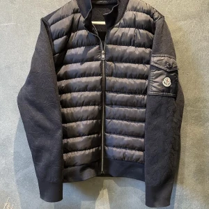 Moncler Cardigan Navy - Den är i mycket bra skick, pris går att diskutera