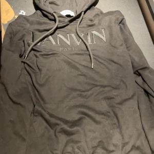 Lanvin hoodie - Säljer min lanvin hoodie då jag inte använder den, skulle behövas en tvätt. En fet och skön hoodie som är stilren.  Storlek: M/L.  Hör av er vid minsta fundering.     BVSA