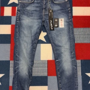 Limited edition purple brand jeans (black label) *Intressekoll/otroligt sällsynta* - Blå jeans från Purple Brand, Limited edition purple jeans som är black label med en klassisk tvätt och stilren design. De har en slimfit passform som sitter väldigt skönt för en avslappnad look, som sagt otroligt sällsynta så den här annonsen är en *Intressekoll* jeansen är storlek 30 så om du har frågor angående jeansen skicka bara ett meddelande✅