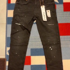 Purple brand jeans - Snygga svarta jeans från Purple brand med vita färgstänk för en unik look. Byxorna har en slim fit passform. Storlek: 30 och om du har frågor angående jeansen skicka bara ett meddelande✅