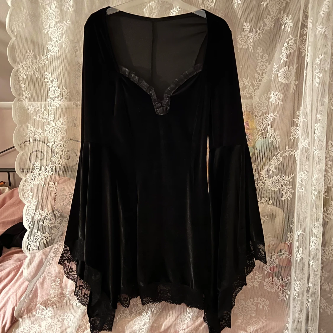 Jättefin svart sammet klänning med spets - 2