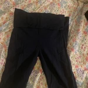 Mörkblå byxor från Gina Tricot - Säljer ett par mörkblå byxor från Gina Tricot. Byxorna har en enkel design och är tillverkade i ett mjukt material som ger en bekväm passform. Perfekta för en avslappnad stil.