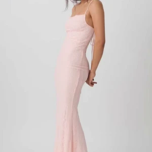 Ljusrosa spetsklänning - Superfin klänning nu till sommaren och avslutningar. Säljer då jag inte tycker att jag själv passar i den och hoppas istället att någon annan kan få den till användning💕. Använd 1 gång💕 kom privat för fler frågor eller bilder!! Köparen står för frakt💕pris kan eventuellt diskuteras💕💕