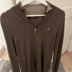 Morris half zipe - Säljer nu denna snygga Morris half zipen som är 100% merino. Den är i rätt så bra skick men har två deflekter som ni kan se på de sista bilderna, men det går nog att få bort. Skriv om du har några frågor eller funderingar!