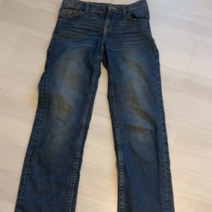 Lågmidjade straight jeans - Storlek 32, fin passform och lågmidjade🫶🏼