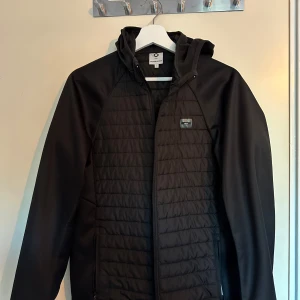 Hybrid jacka - Hybridjacka från jack and jones. Knappt använd. Nypris ca 500. Storlek S. 