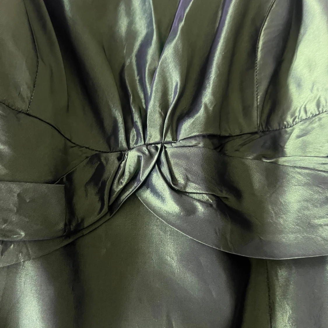 Grön axelbandslös klänning - 4