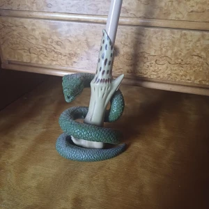 Harry potter  - Harry potter stav och nagini. Staven lyser även 