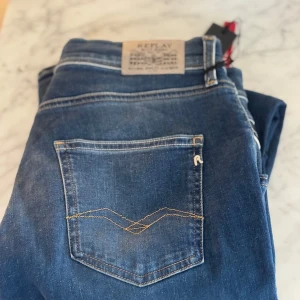 Blå jeans från Replay - Snygga blå jeans från Replay med klassisk femficksdesign och ziplock gylf med fräscha detaljer och passar perfekt nu till våren 