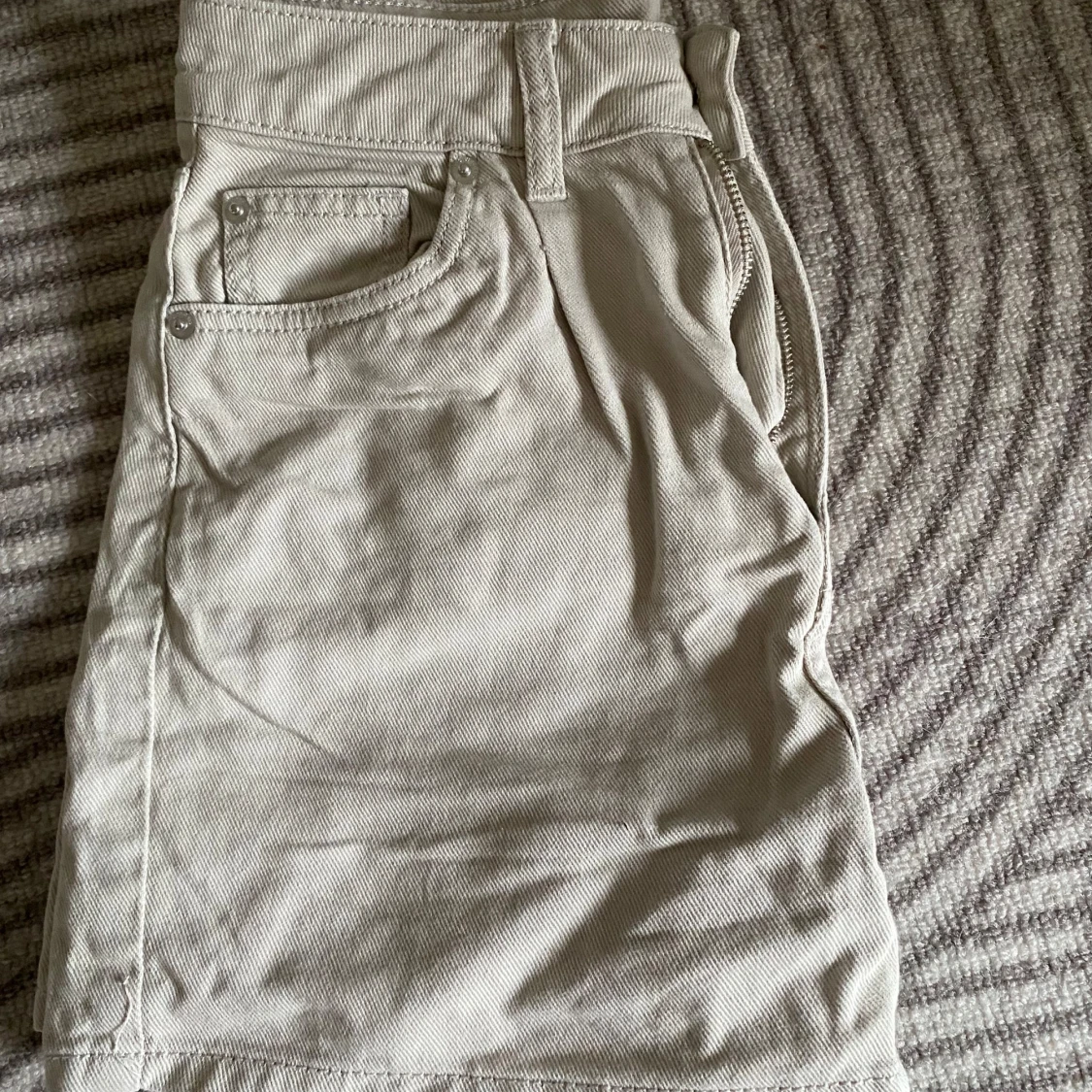 Beige shorts med fickor - 3