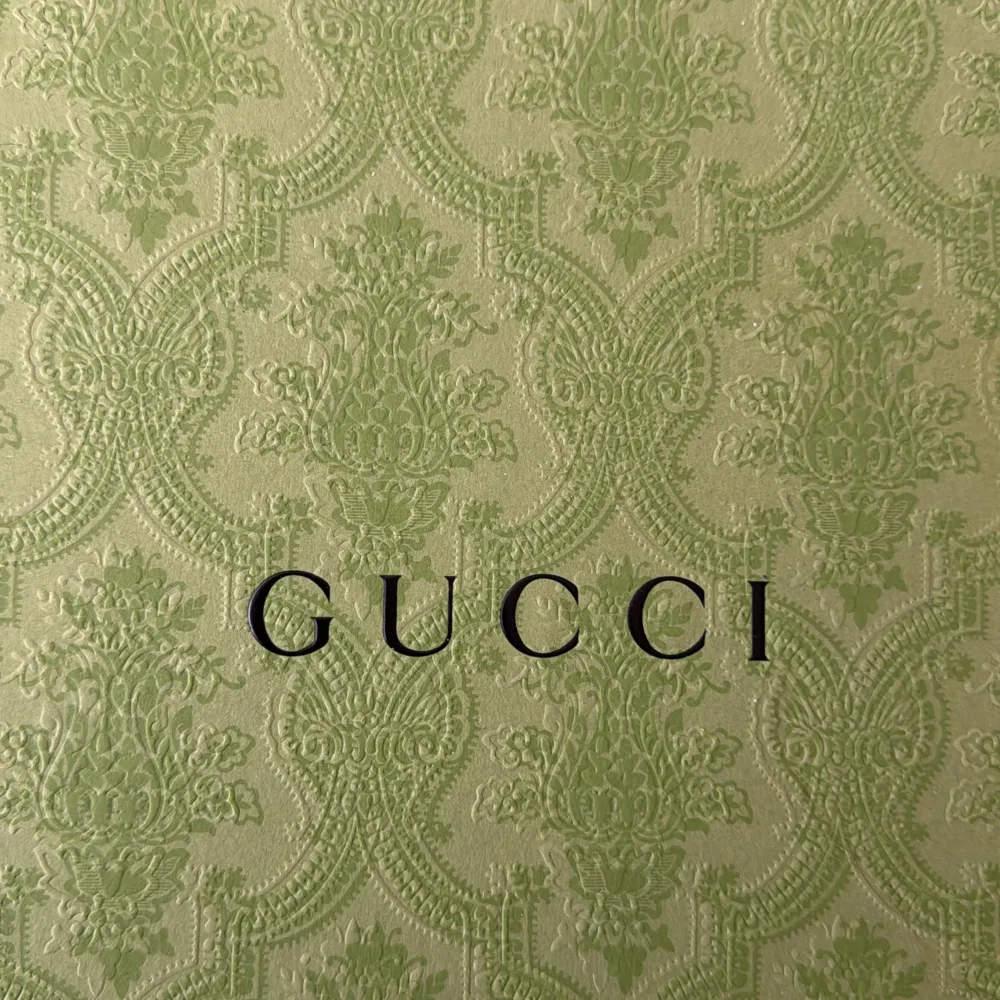 beige keps från Gucci med det klassiska GG-mönstret. Helt ny knappt använd, inga skador inga fel på den. Pris kan diskuteras, den är äkta all behörighet finns till den. Byten kan kanske tas emot det kan diskuteras, mer info dm.. Asusteet.