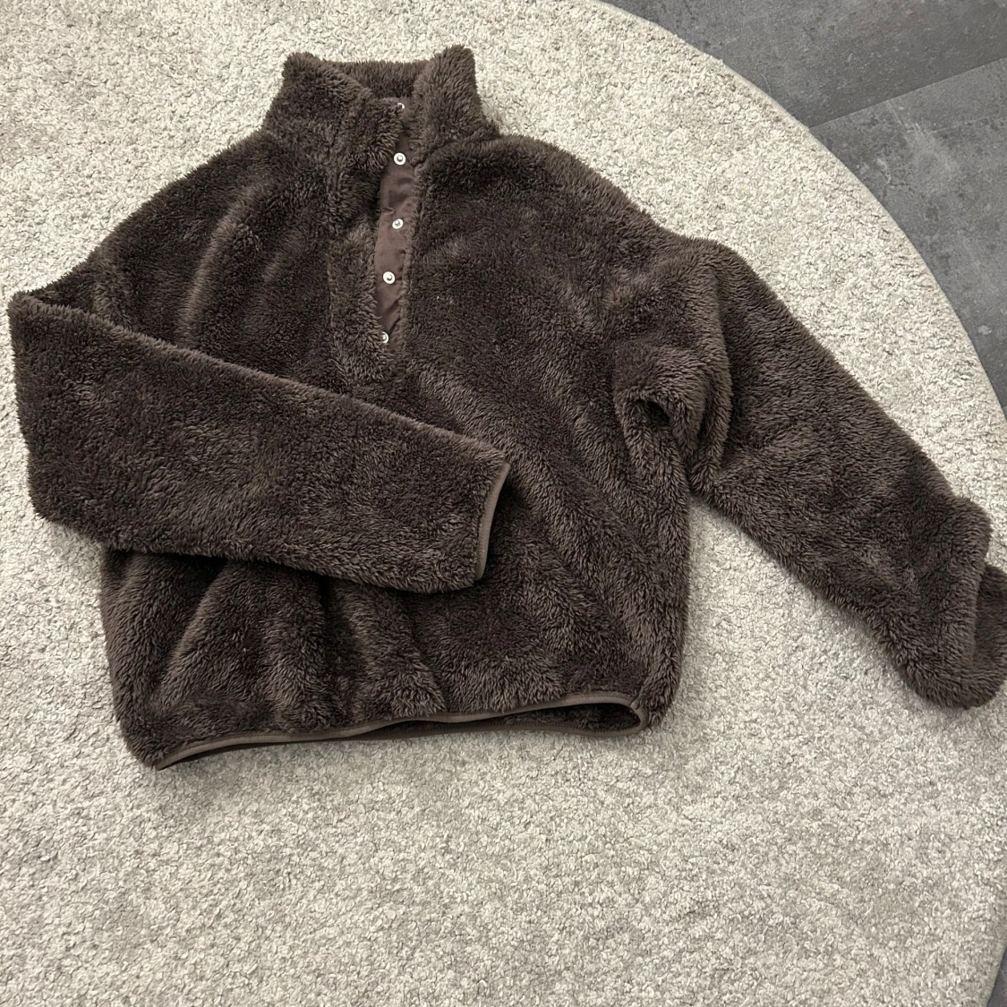 Brun fleece tröja med knappar