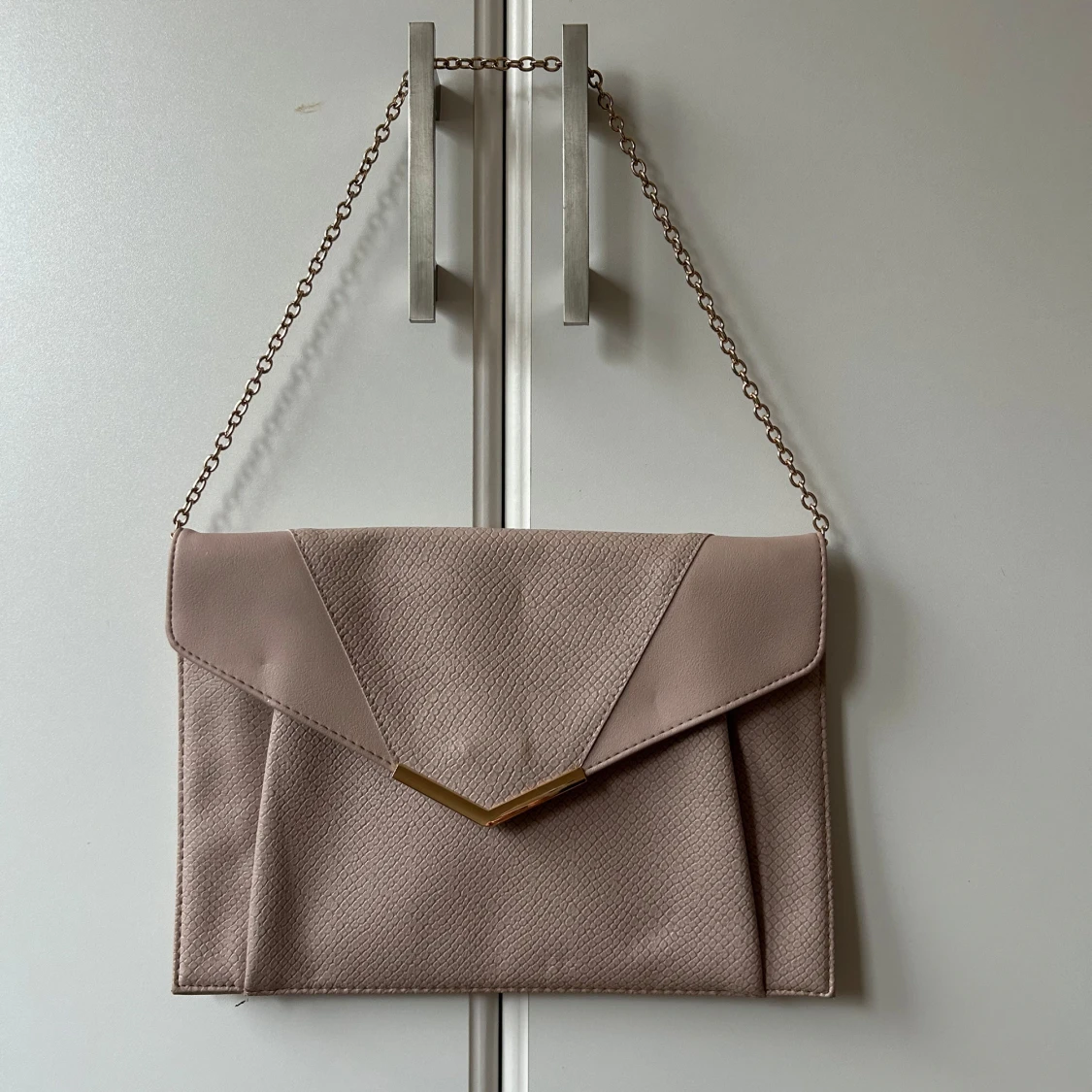 Rosa/Beige kuvertväska med kedja