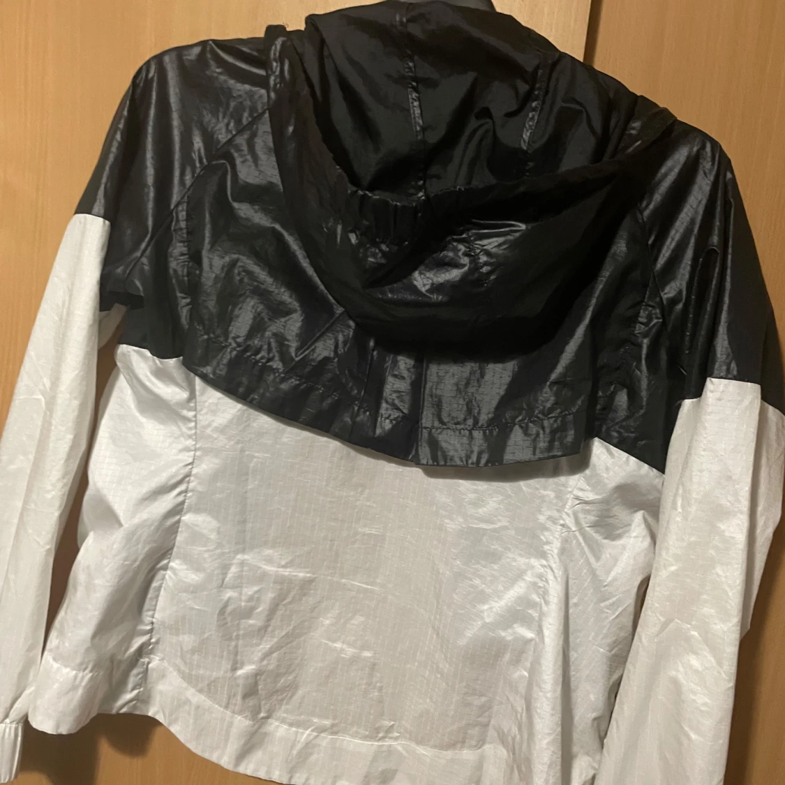 Svart och vit vindjacka från Nike - 2