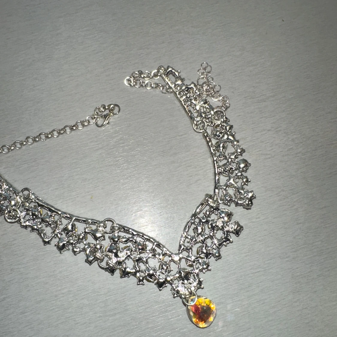 Glittrigt halsband med stora stenar - 3