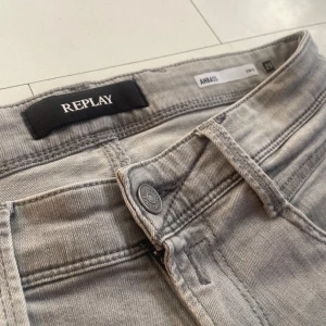Replay ANBASS - Slim fitt - Ett par riktigt feta replay anbass i storlek 29/32. 10/10 skick utan slitage!! ⚜️hör av dig vid minsta fundering!! 💯