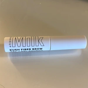 Kush Fiber Brow Gel från Milk Makeup - Säljer en Kush Fiber Brow Gel i färgen ”dub” från Milk. Den är helt ny och enbart testad en gång då de blev fel färg för mig. är perfekt för att forma och fylla i ögonbrynen. Enkel att applicera med en liten borste. Nypris 260 säljer för 200. Använd köp nu💕