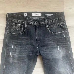 Replay jeans - Säljer dessa feta Replay Anbass jeans | Skick 10/10, använda endast 1-2 gånger | (Priset är ej hugget i sten) Hör gärna av vid frågor och funderingar! 