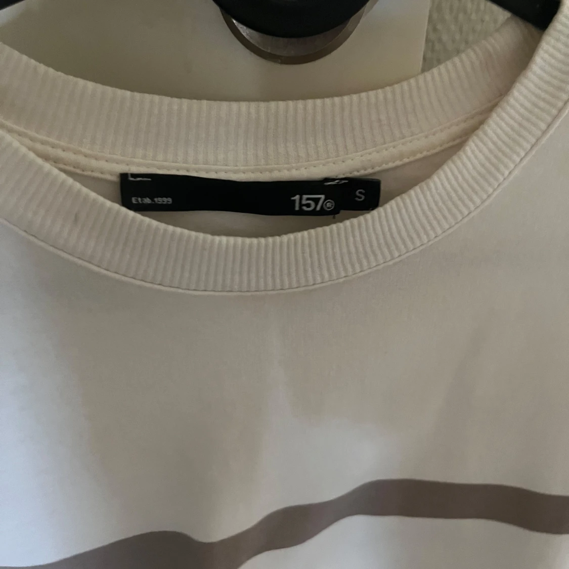 Vit och beige randig tröja från Lager 157 - 2