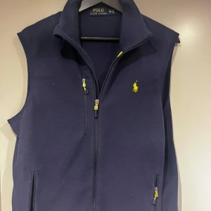 Polo Ralph Lauren  fleeceväst - Polo väst ny skick, sitter bra är i topp skick skriv om frågor både m eller större men rekommenderar M är den som den riktar mest mot