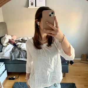 Blus från Sally&Cirlce - Jättegullig vit blus som går att ha på massa olika tillfällen, jättefint skick och fin detalj lång halsringningen! Står storlek 40 men jag har generellt 36 och den funkar jättebra så de är lite av en smaksak!❣️