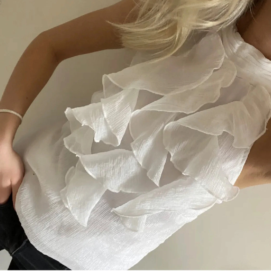 Vit ärmlös blus med volanger - 2