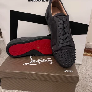 Gråa Christian Louboutin - Säljer nu mina gråa Christian Louboutin som är storlek 44. Man får med lådan och 3 extra spikar. Behöver bli av med den snabbt 1000kr om man köper innan tisdag 