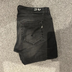 Dondup George  - Tjena säljer nu dessa snygga jeans ifrån dondup! Modellen är George och är i skick 9/10. Inget slitage eller smuts. Storlek 35 hör av er för fler frågor eller bilder. Storleken är mindre än 35 då de har krymt amningen i tvätt maskin!