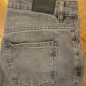 Gråa bootcut jeans  - snygga gråa jeans från gina tricot. Dem är bootcut och mid waist. skriv om ni vill se dem på
