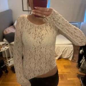 Vit spetströja - Säljer denna spets tröja från gina tricot. väldigt fin och lite festligare, den är endast använd några få gånger så som ny. skriv om ni har några frågor!💕