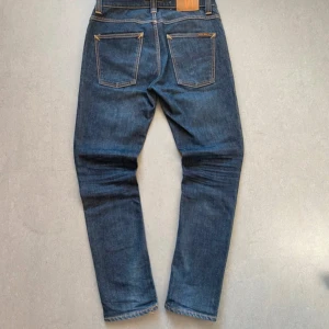 Nudie Jeans - Säljer ett par Nudie Jeans Grim Trim. Storlek 32/32 Skick 10/10. Knappt använda. Tveka inte på att höra av er vid frågor!