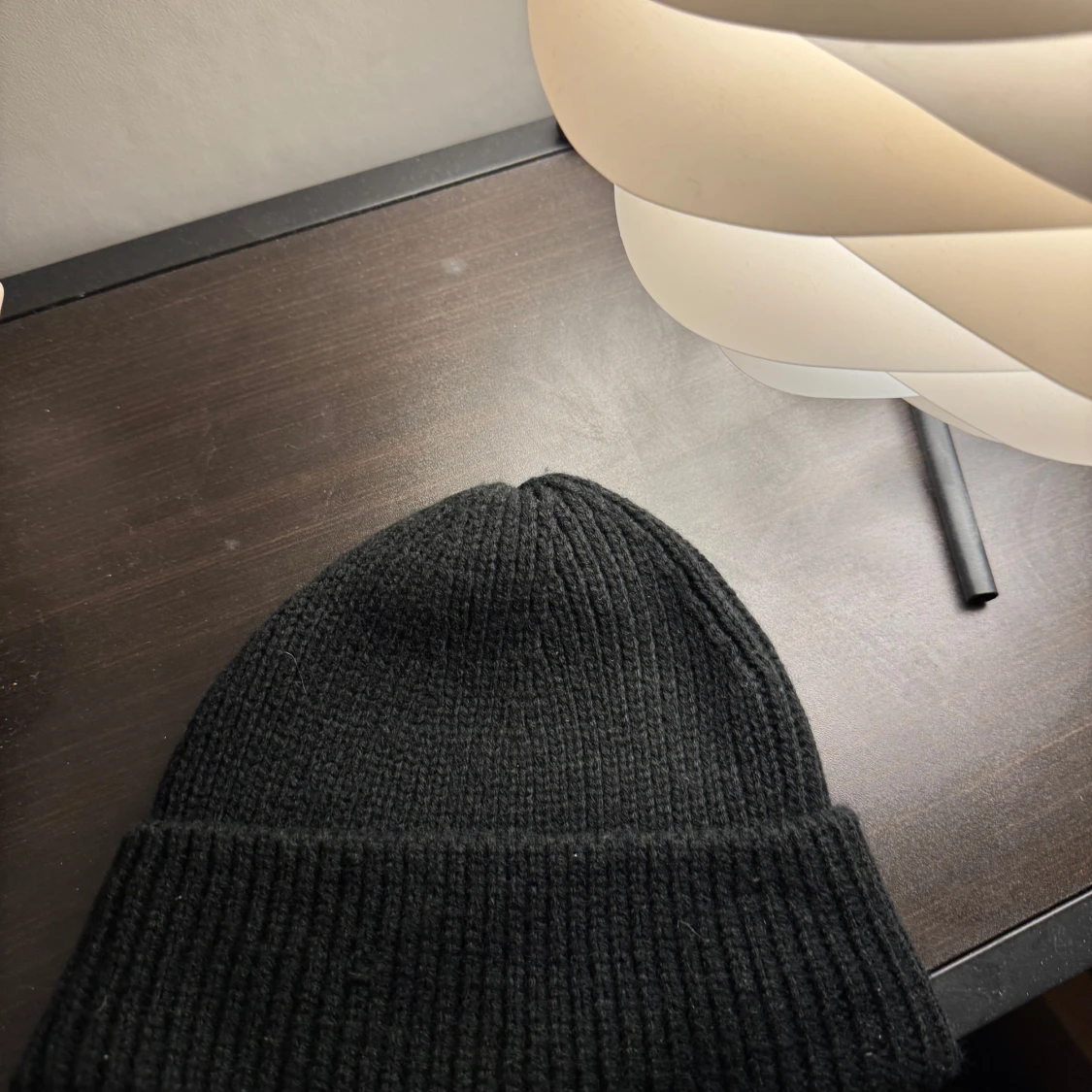 Svart ribbad mössa med tryck - 1