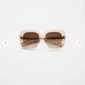 Beige chimi solglasögön - Snygga solglasögön. De är från Chimi. Stil är Chimi 10 ecru. 