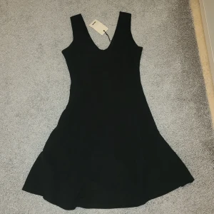 Klänning - Helt ny klänning med prislappen kvar. Från Bik Bok i storlek L. Köptes för 249kr. Köparen står för frakten 
