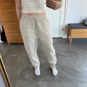 Beigea linnebyxor  - Som nya, endast använda tre gånger!! Jag är 167🥰❣️