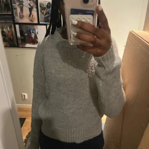 Grå stickad tröja  - Säljer en mysig grå stickad tröja från 157. Passar till våren och i mycket fint skick! Storlek xs/s