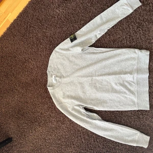 Ljusgrå stone island tröja - Säljer denna fina stone island tröjan i storlek S. Skicket är som nytt. Fråga vid minsta fundering!