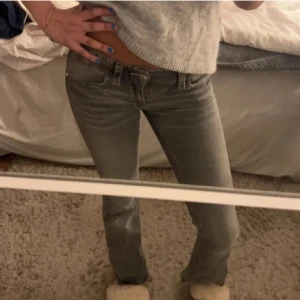 Low waist bootcut  - Säljer mina bootcut från hm i storlek 32 men passar mig som vanligtvis har 34💞Nästan helt oanvända, skriv för frågor! 