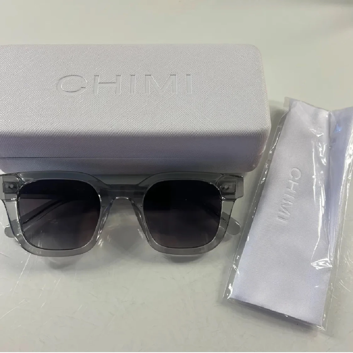 Grå solglasögon från Chimi