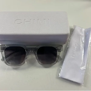 Grå solglasögon från Chimi - Snygga grå solglasögon från CHIMI i 04. Kommer med ett matchande fodral, påsen till själva solglasögonen och putsduk. Perfekta nu till våren. Mycket bra skick!💕