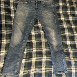 Blå jeans från Dondup - Snygga blå jeans från Dondup, tillverkade i Italien. Är lite för små för mig som är 191 