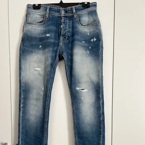 Blå jeans från Taylor Tweed - Snygga blå jeans från Taylor Tweed med en sliten look och ljusa tvättade detaljer. Storlek 30. Använda fåtal gånger, väldigt bra skick. 