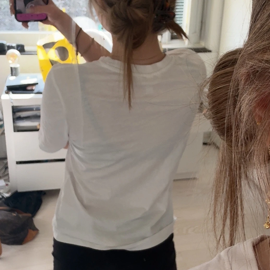 Vit t-shirt med svart text - 2