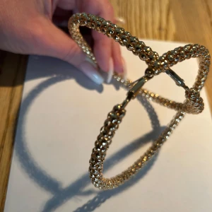 Guldiga stora örhängen - Säljer ett par stora, runda örhängen . De har en elegant och glittrig design som fångar ljuset vackert. Perfekta för att ge en glamorös touch till din outfit. 10cm i diameter. 