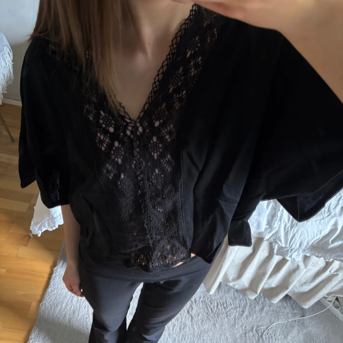 Svart blus med spetsdetaljer - 1