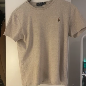 Ralph Lauren T-Shirt - Endast använd ett fåtal gånger, 7/10 Skick, skriv om ni har några frågor!